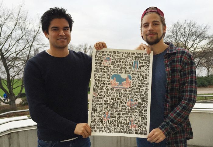 Geheimtipp Gründer Patrick Kosmala und Jan Traupe präsentieren ihr Plakat auf unserem Balkon