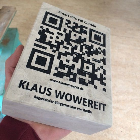 Pflasterstein mit QR-Code: Klaus Wowereit geehrt