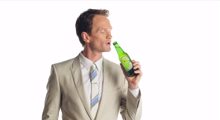 Heineken-Werbespot: Neil Patrick Harris darf kein Bier trinken – ist Alkohol vor der Kamera verboten?