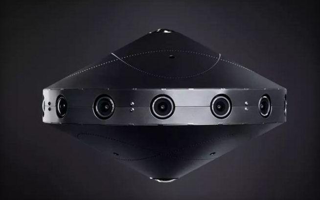 Sieht aus wie ein UFO und hat 14 integrierte Kameras für ein volles 360-Grad-Erlebnis. Die Pläne für die Kamera stellt Facebook öffentlich zur Verfügung.
