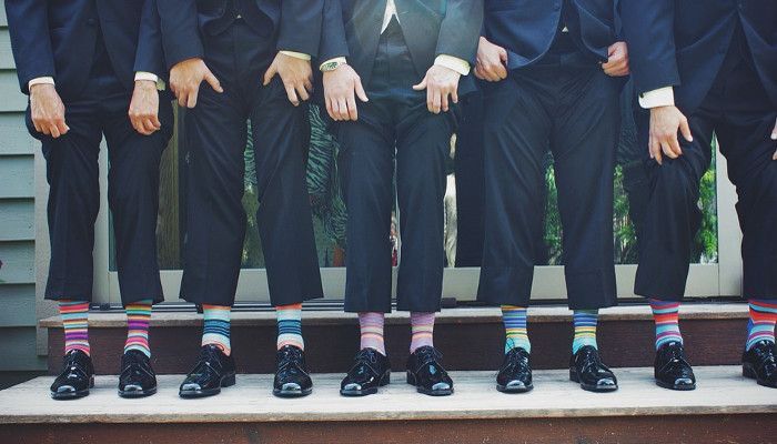 Oben Business, unten Party: Warum bunte Socken das Ego stärken