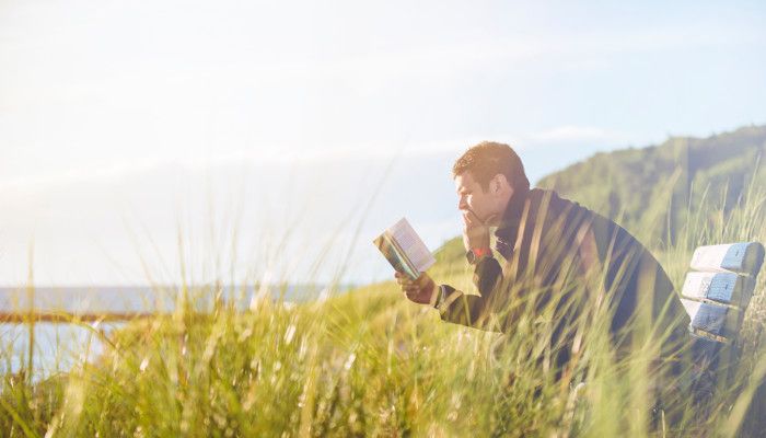 Wer mehr liest, lebt länger: Warum uns Bücher Lebenszeit schenken