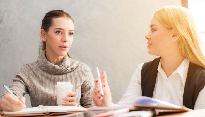 Aktives Zuhören: Diese 5 Barrieren hindern Führungskräfte an einer guten Mitarbeiterkommunikation