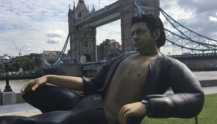 PR-Stunt: Ein riesiger Jeff Goldblum räkelt sich mit offenem Hemd vor der Tower Bridge