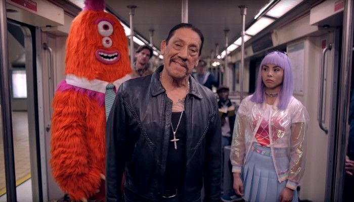 Danny Trejo bringt L.A. in bizarrem Clip das korrekte Bahnfahren bei