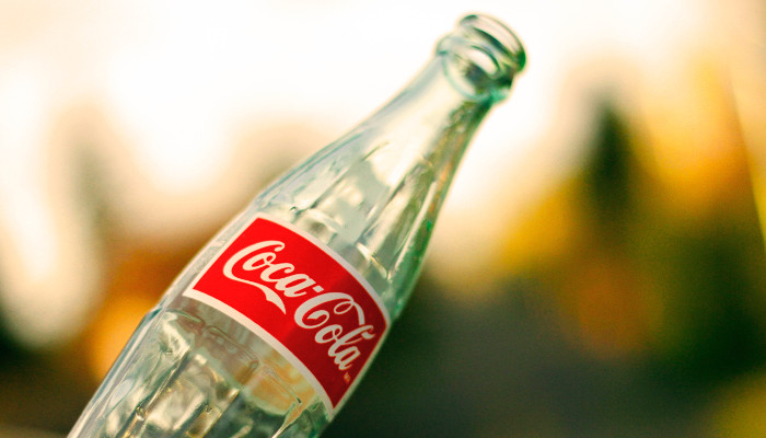 Wie Coca-Cola die eigene Marke für eine gewagte Recycling-Kampagne einsetzt