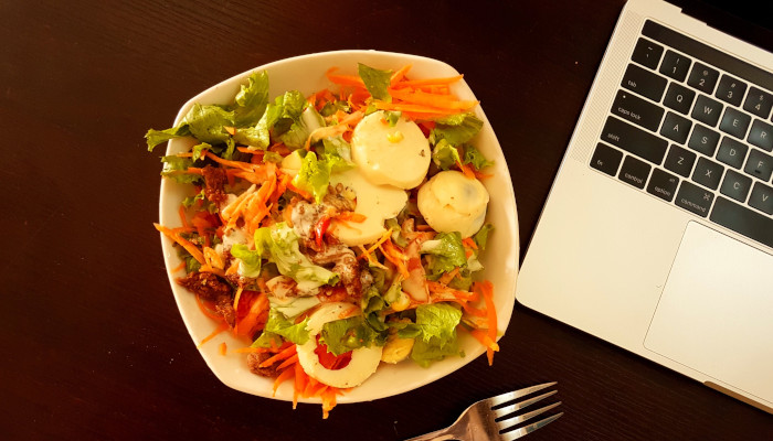 Desktop Dining oder Lunch Date? So macht Deutschland Mittagspause