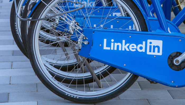 LinkedIn-Logo auf blauen Fahrrädern