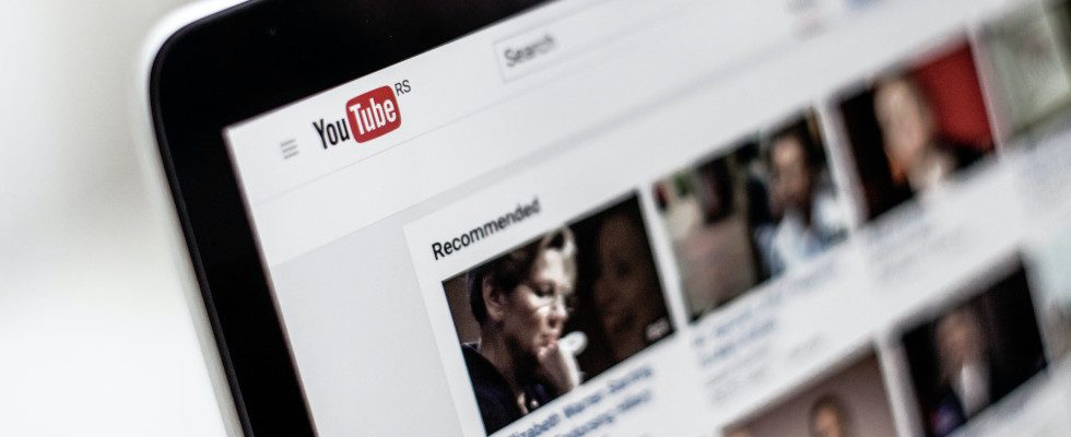 Hunderttausende Videos von AI zu Unrecht entfernt: YouTube setzt wieder mehr auf Menschen