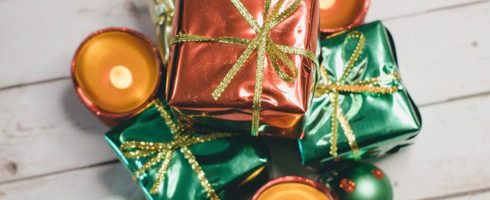 Weihnachtsfeier und Geschenke für Mitarbeitende: Das müssen Unternehmen steuerrechtlich beachten