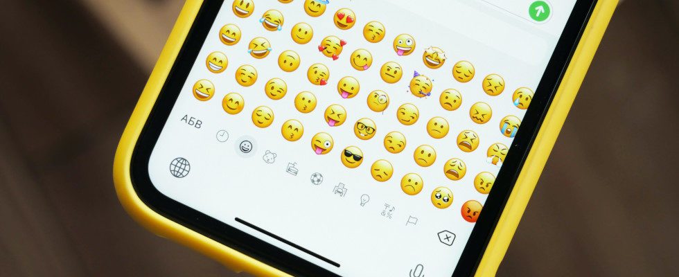 Herzchen, Kleeblätter, Auberginen: Was sind die meistgenutzten Emojis auf Social Media?