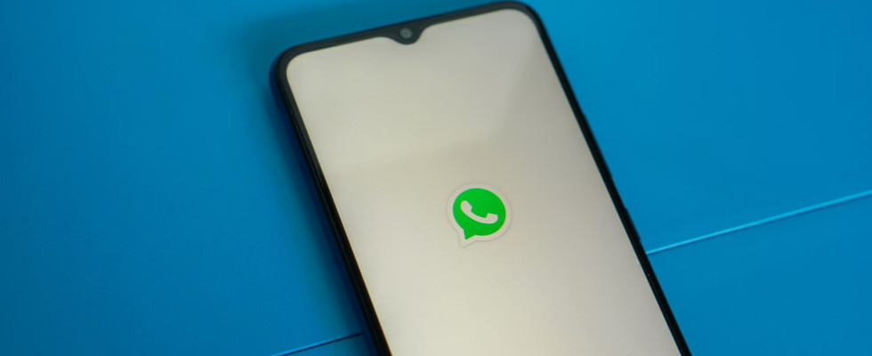 WhatsApp Logo auf Smartphone