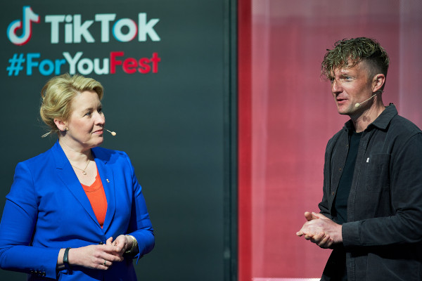 Franziska Giffey im Gespräch mit Tobias Henning, General Manager TikTok Deutschland, © EVENTPRESS Sascha Radke & Harald Fuh OHG