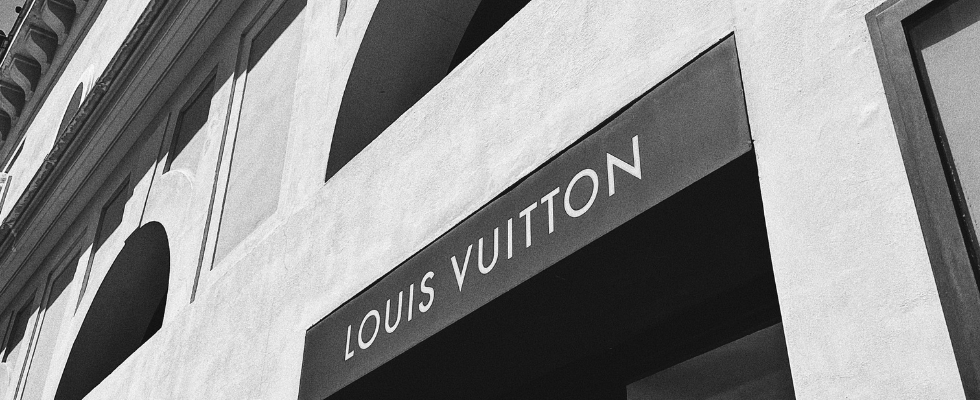 Louis Vuitton inszeniert Schachduell mit Messi und Ronaldo – und landet viralen Hit