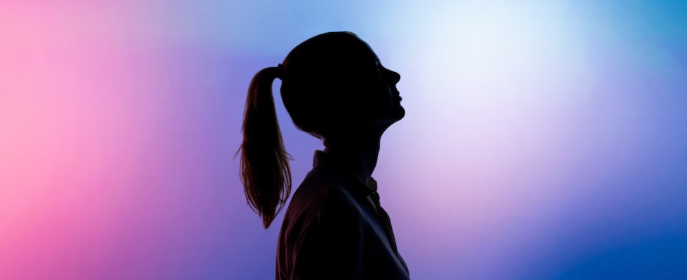 Silhouette Person mit Zopf vor farbigem Hintergrund