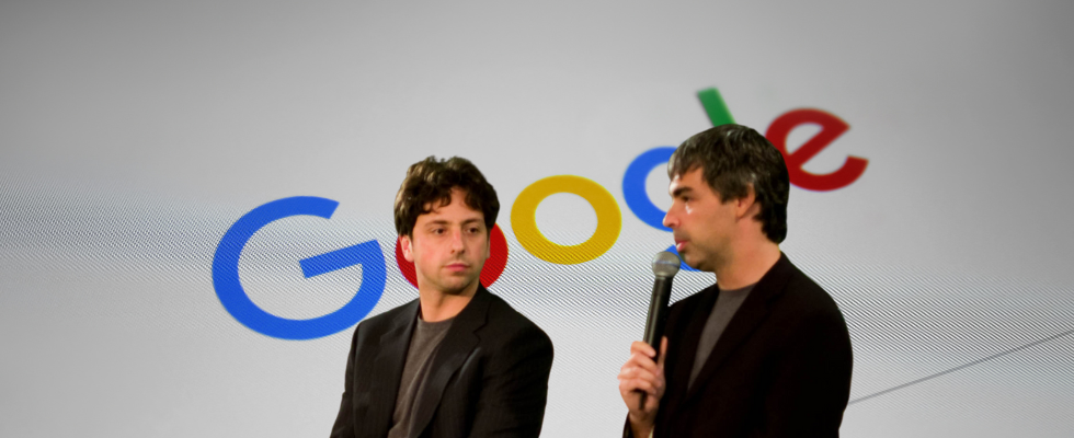 © pixelshot, Joi Ito - Flickr, CC BY 2.0 via Canva, Larry Page und Sergey Brin vor Google-Hintergrund
