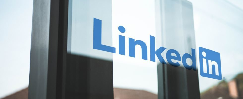 © inlytics | LinkedIn Analytics Tool, LinkedIn-Logo auf Glasscheibe