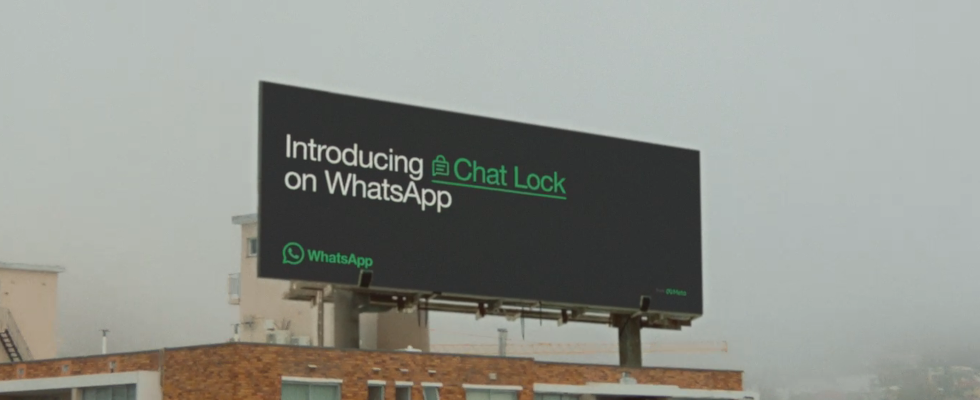 © Meta, Billboard über Haus zeigt Schriftzug Introducing Chat Lock on WhatsApp in Weiß und Grün an