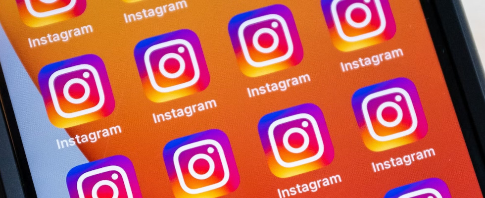 Mehrere Instagram App-Logos auf Smartphone