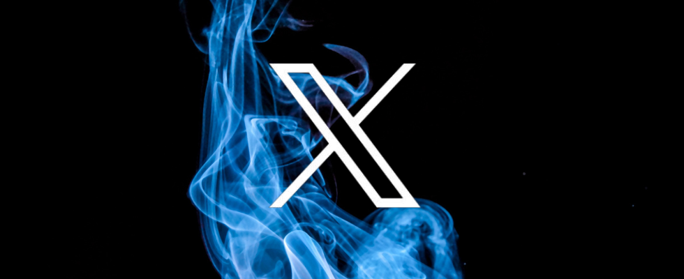 © X (bearbeitet mit Canva), X-logo vor blauem Dunst und schwarzem Hintergrund