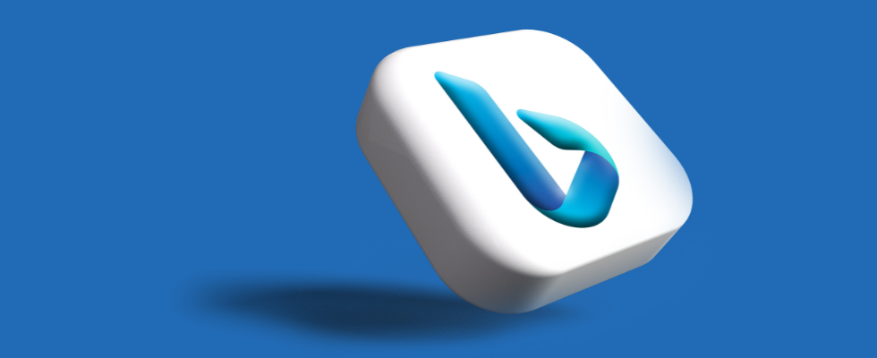 © Rubaitul Azad - Unsplash, Bing-Logo auf weißem Block, blauer Hintergrund