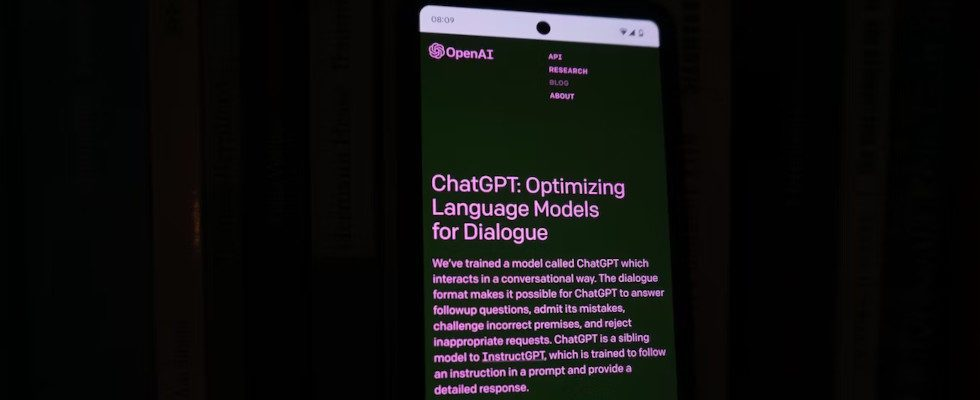 Bildschirm eines Smartphones, welches die Anwendung ChatGPT anzeigt.