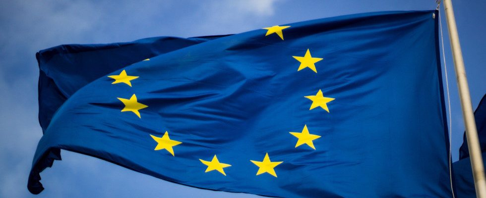 Christian Lue - Unsplash, EU-Flagge vor Himmel