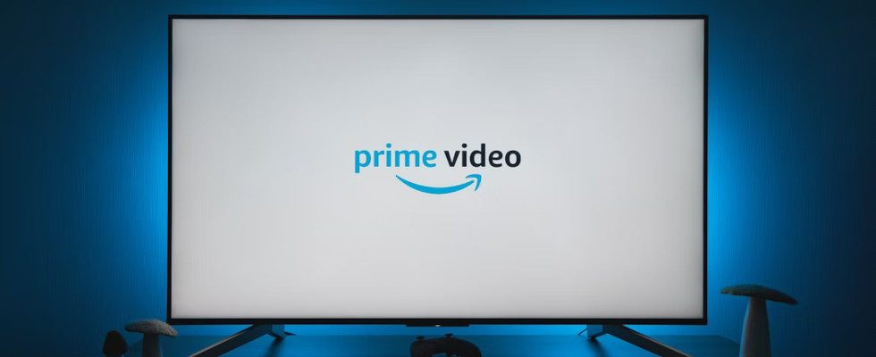 © Thibault Penin - Unsplash, Amazon Prime Video-Schriftzug auf Bildschirm, blauer Hintergrund