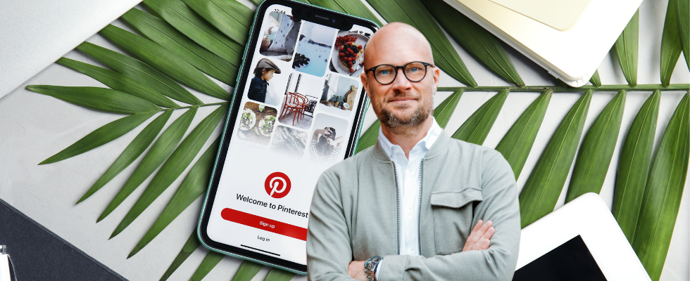 © Africa images, Pinterest (Lichtliebe Volksdorf) via Canva, Martin Bardeleben vor Smartphone mit Pinterest App darauf, Farnblatt im Hintergrund
