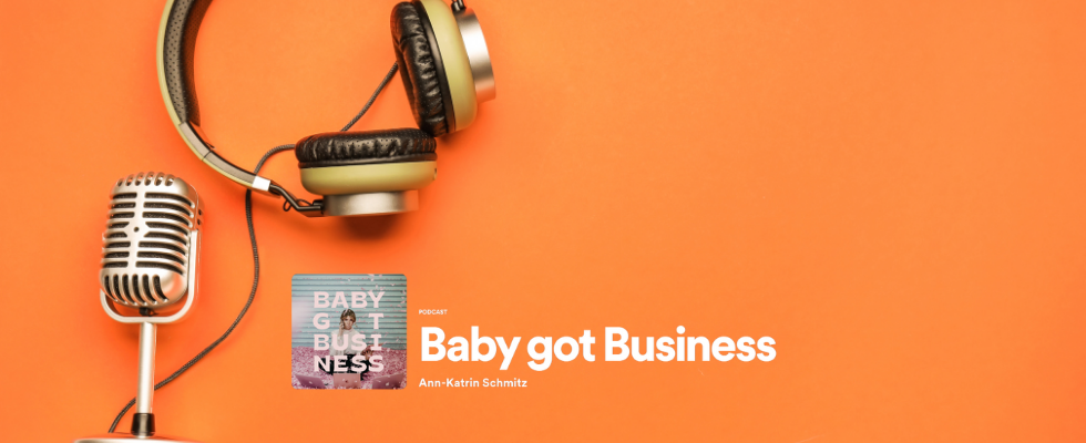 © Baby got Business, Spotify, Pixelshot via Canva, Baby got Business Podcast-Kachel, Kopfhörer und Mikrofon, orangefarbener Hintergrund