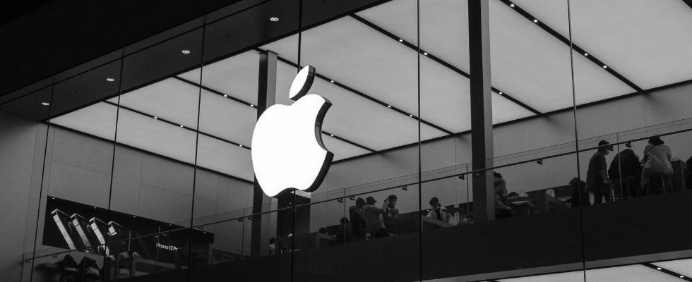 © Bangyu Wang - Unsplash, Apple-Logo auf Glaswand, schwarz-weiß