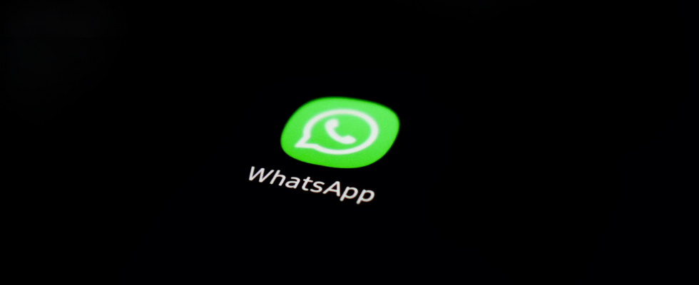 WhatsApp App Icon auf schwarzem Hintergrund