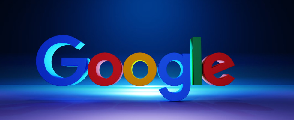 Google-Schriftzug vor leuchtendem blauen Hintergrund