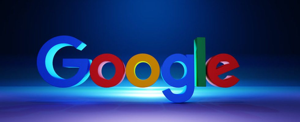 © BoliviaInteligente - Unsplash, Google-Schriftzug bunt vor leuchtendem, blauem Hintergrund