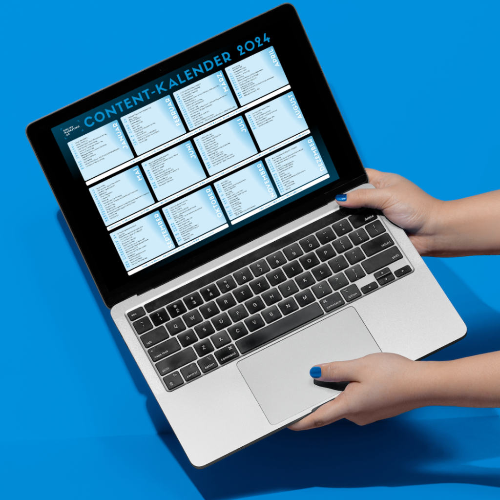 Du kannst dir den Kalender direkt für deinen Desktop oder als Fallback-Dokument sichern., Bild von Händen mit Laptop in der Hand, darauf der Content-Kalender von OnlineMarketing.de