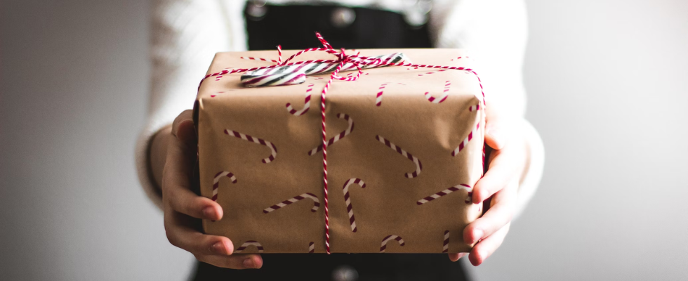 Weihnachtsgeschenke für Mitarbeiter:innen: Die Top 7 Benefits als Alternative zum klassischen Präsent