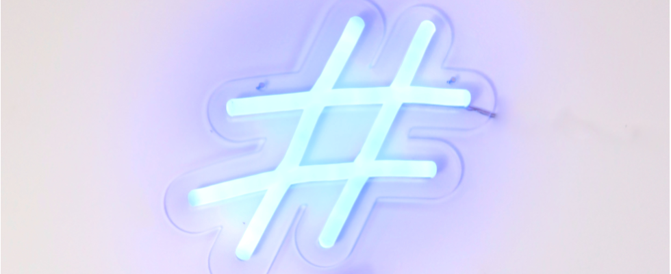 © S O C I A L . C U T - Unsplash, Hashtag in blau, neonleuchtend