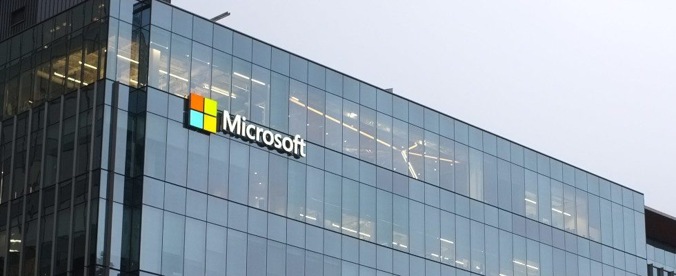© Matthew Manuel - Unsplash, Microsoft-Logo auf Gebäude mit Fensterfront