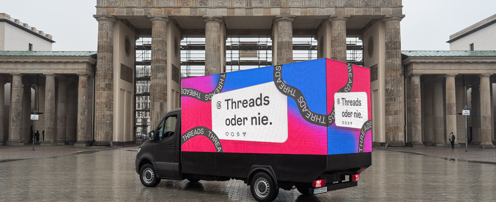 © Meta, Threads-Logo auf Autoanhänger vor dem Brandenburger Tor