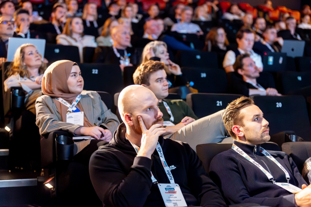 Das konzentrierte Publikum bei einer Masterclass im d3con-Programm, © d3con, Personen im Kinosaal schauen in eine Richtung