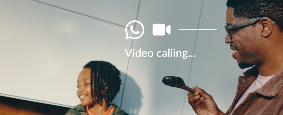 Zwei Personen im Raum, eine trägt Smart Glasses, WhatsApp Icon, Video-Icon, Video calling als Schriftzug
