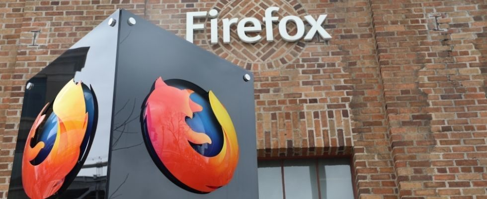 © Mozilla, Firefox-Logo auf Block vor Backsteinwand mit Firefox-Schriftzug