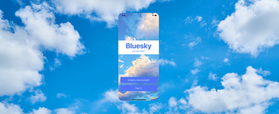 © Bluesky, Engin Akyurt via Canva, Bluesky-Schriftzug auf Smartphone Mockup vor blauem Himmel mit weißen Wolken