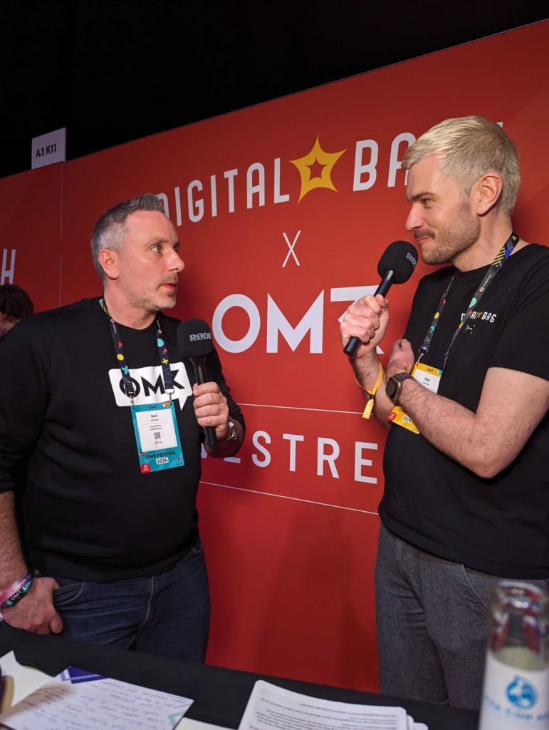 Digital Bash-Stand auf OMR Festival, Gespräch mit Expert:innen