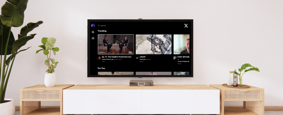 Screenshot der neuen X TV-App auf einem Smart TV in einem Wohnzimmer. X TV-App, © X, Navamin Studio via Canva