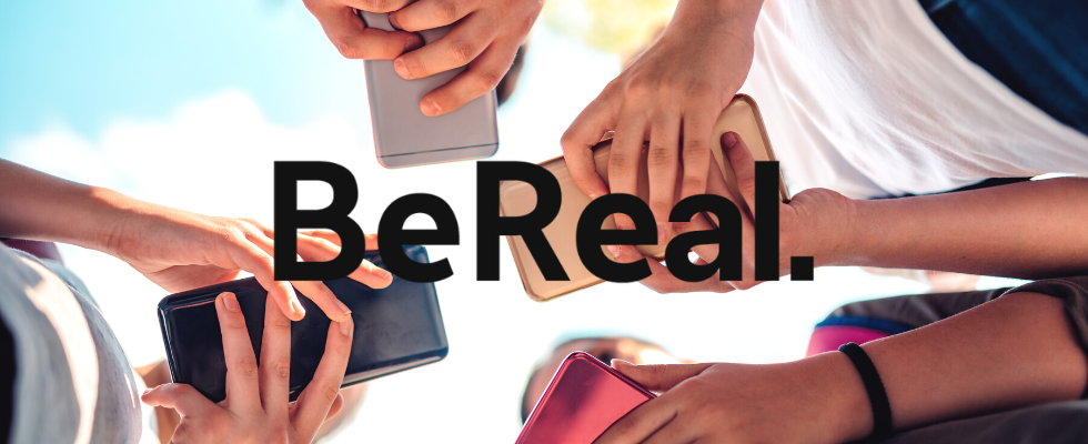 © BeReal, Kerkez via Canva, Hände mit bunten Smartphones von unten, BeReal-Logo, Himmel im Hintergrund 