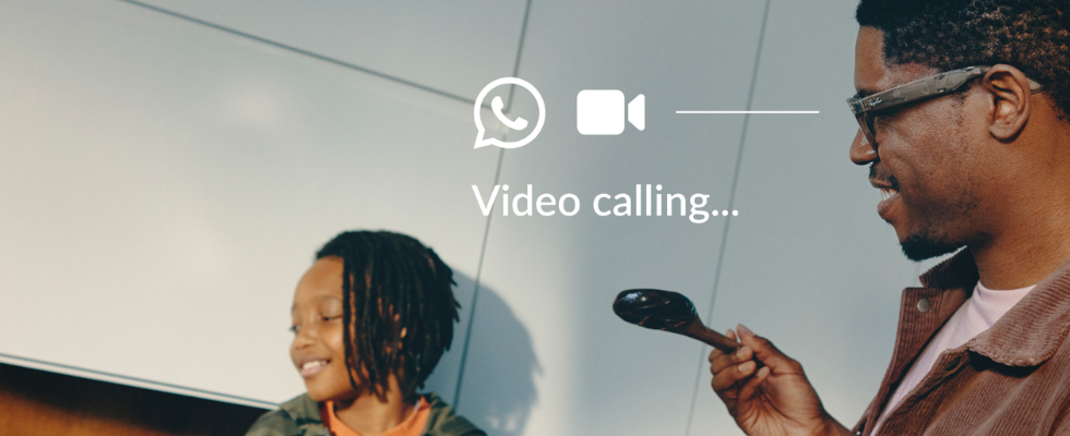 © Meta via Canva, Zwei Personen im Raum, eine trägt Smart Glasses, WhatsApp Icon, Video-Icon, Video Calling als Schriftzug