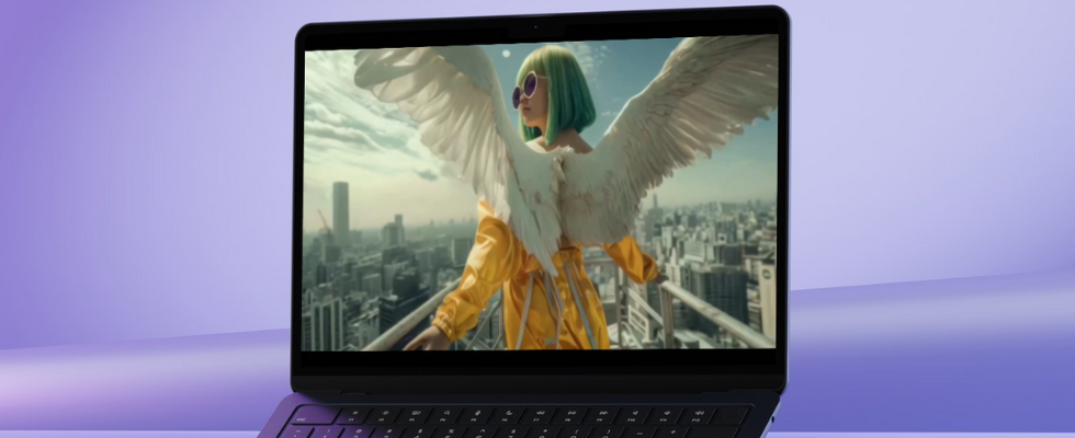 © Arata Fukoe, Screenshot, via Canva, Person mit grünem Bob und Sonnenbrille, weiße Flügel und gelbe Kleidung, schaut über Stadt, eingerahmt in PC, vor violettem Hintergrund