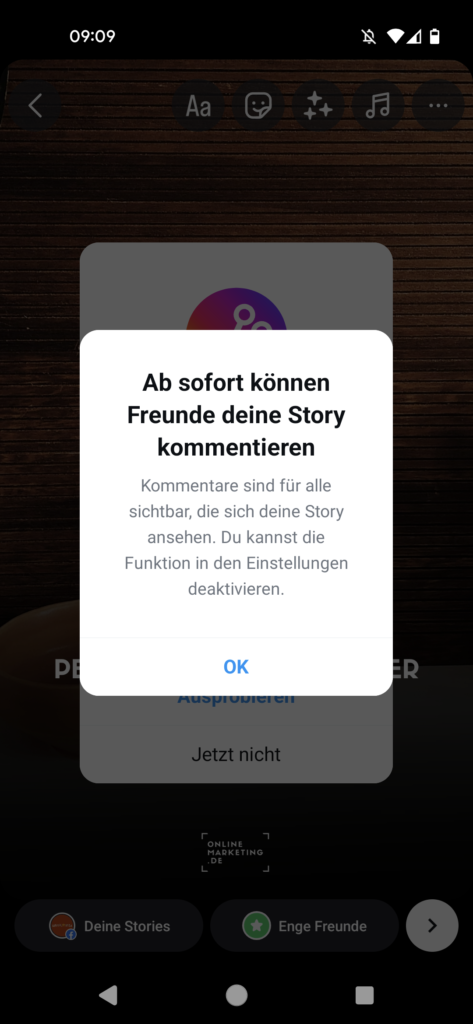 Die Funktion, Stories zu kommentieren, ist umfassend ausgerollt worden, eigener Screenshot aus der Instagram App, Overlay mit Text, Logos im Hintergrund