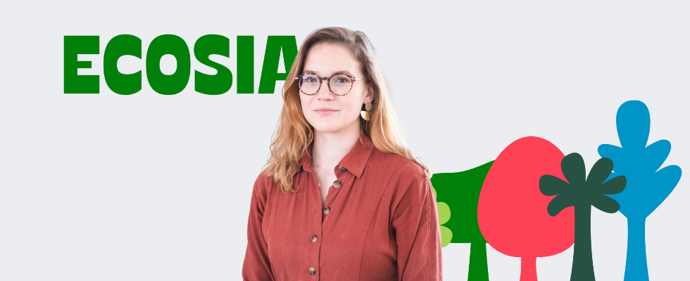 Génica Schaefgen im Portrait, Ecosia-Logo und abstrakte Bäumen in bunt, heller Hintergrund